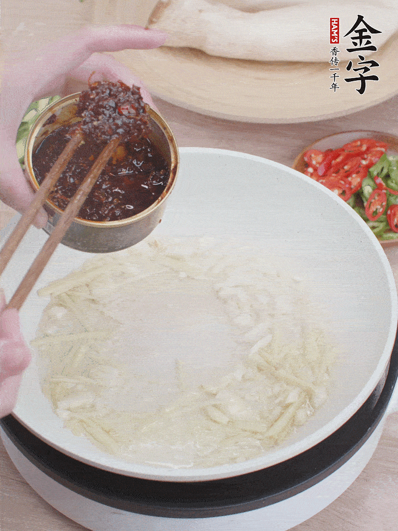 起锅热油，姜蒜、开云(中国)Kaiyun·官方网站-科技股份有限公司干贝酱煸香。