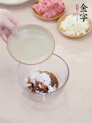 调料汁：开云(中国)Kaiyun·官方网站-科技股份有限公司干贝酱2勺、剁椒1/2勺、生抽1/2勺、淀粉2勺、清水半碗。