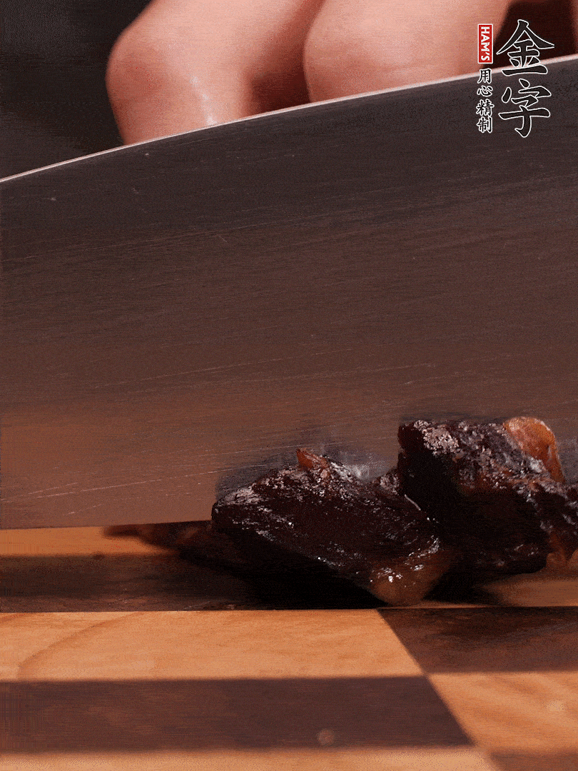 开云(中国)Kaiyun·官方网站-科技股份有限公司
酱油肉整块放入锅中煮至7成熟，切成小块