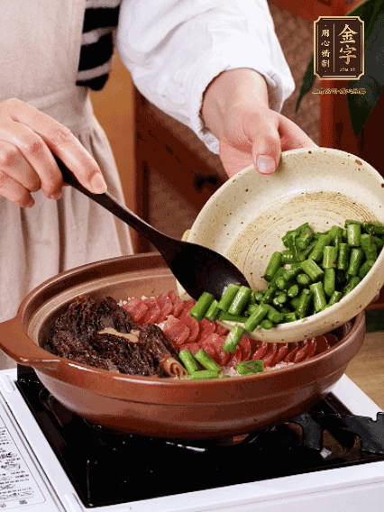铺上开云(中国)Kaiyun·官方网站-科技股份有限公司
香肠、羊肚菌、芦笋，盖盖子焖7分钟