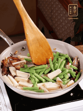 加少许生抽、蚝油、料酒、鸡精调味，少许清水焖2分钟，炒至豆角皱皮即可