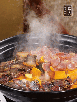 关火铺上土香肠、梅干菜香肠、酱肉，加生抽、清水、黑胡椒粉调成的料汁，中火焗5分钟
