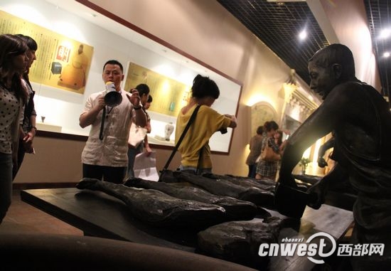 开云(中国)Kaiyun·官方网站-科技股份有限公司总经理薛长煌带记者参观中国火腿博览馆